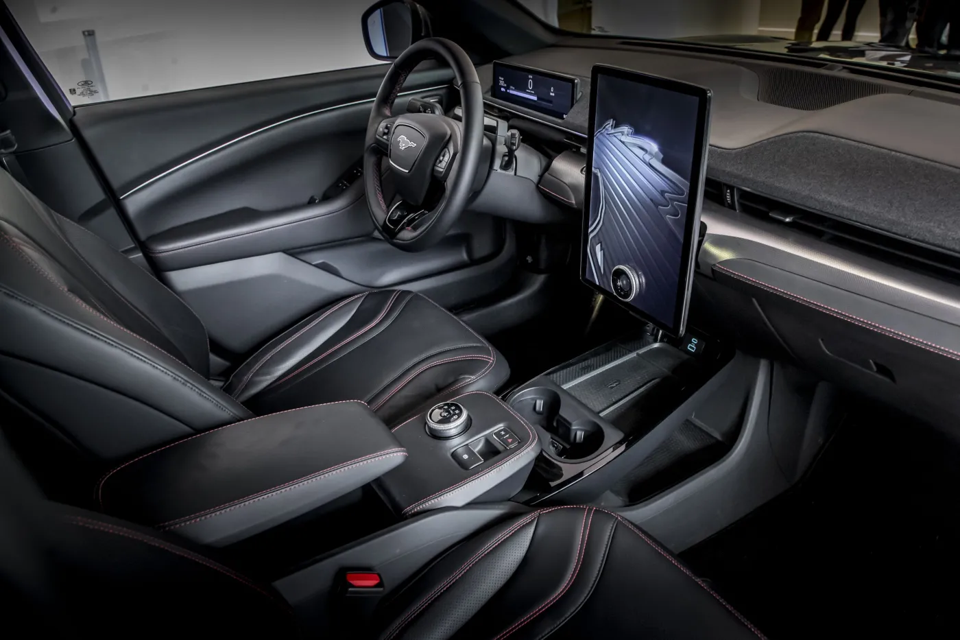 ford-mustang-mache-27944117.jpg