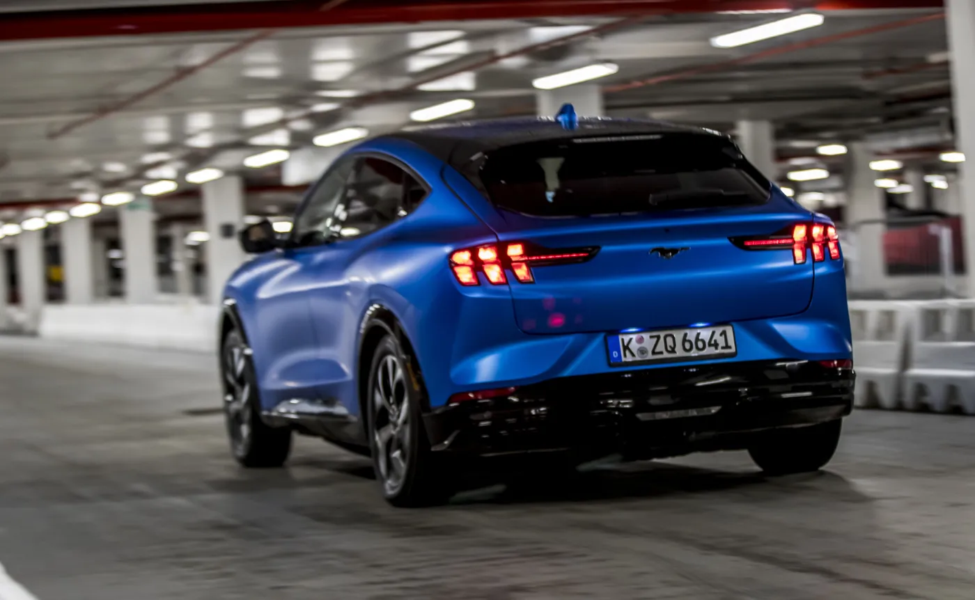 ford-mustang-mache-27944132.jpg