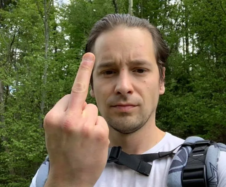 Trójka zagrała Zalewskiego. Zalewski pokazuje Trójce środkowy palec