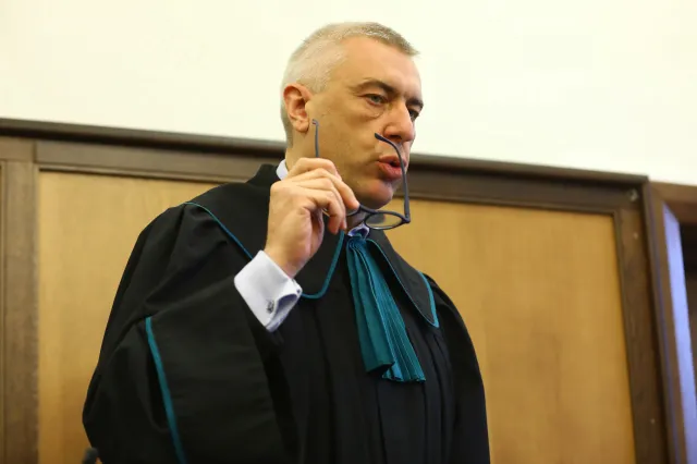 Burza po tekście "SE" o maseczkach. PiS zadaje pytania Giertychowi. Mecenas grozi pozwami