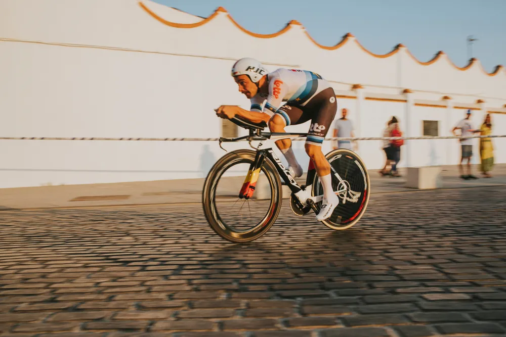 Belgijski kolarz przez trzy tygodnie spał w komorze hiperbarycznej