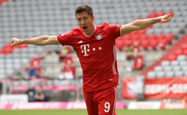 Kolejka Polaków. Lewandowski i Piątek w jedenastce "Kickera"