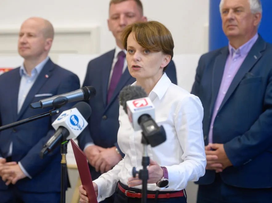 Krótka historia dodatku, który pogrzebał stylizację: przedziwna "ozdoba" na ręku minister Emilewicz