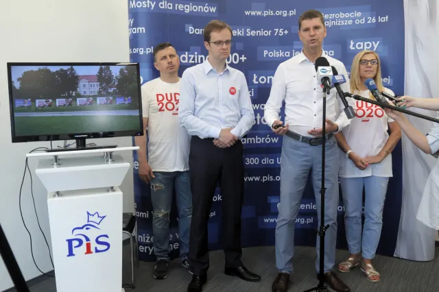 Piontkowski pokazuje zniszczone banery Dudy. "Bezprecedensowa skala"