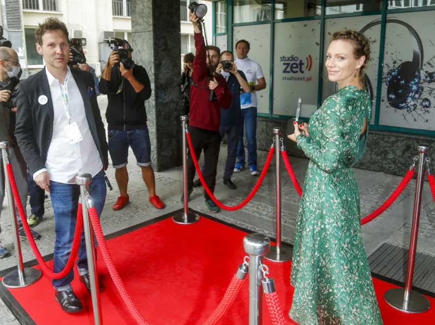 Czerwony dywan rzadko widuje takie buty... Magda Boczarska zaszalała ze stylizacją