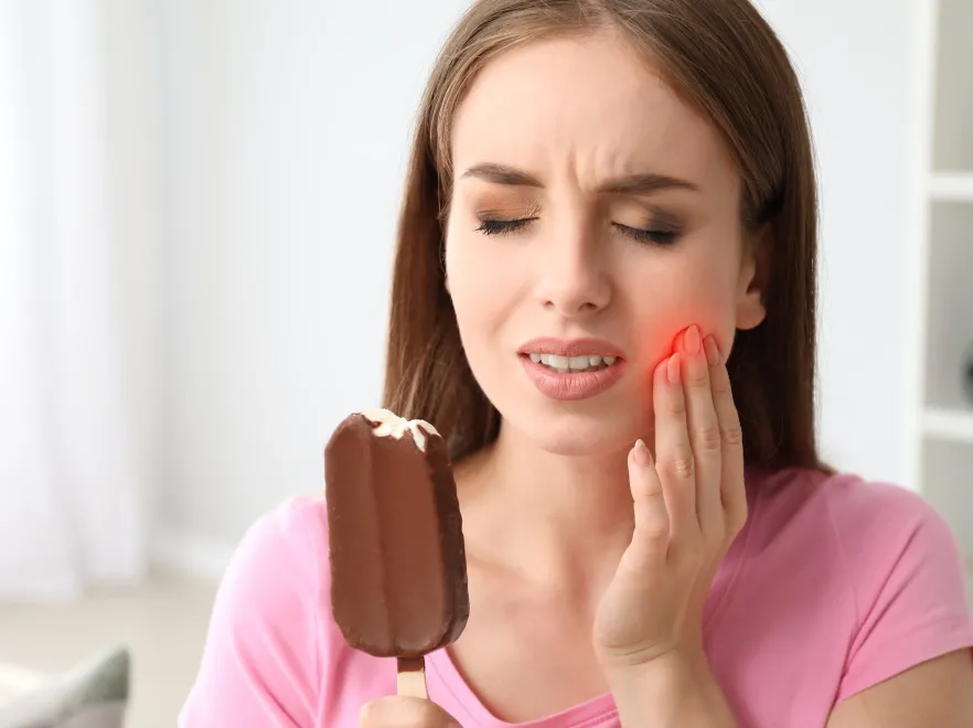 Lato to trudny czas dla zębów. Oto, dlaczego nie lubią zimnych napojów, lodów i... basenów!