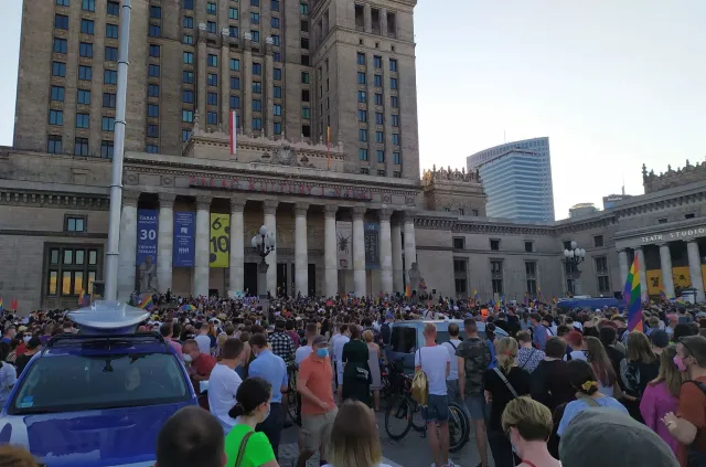 "Dość przemocy i queerfobii". Protest pod Pałacem Kultury i Nauki