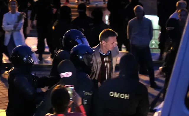 Demonstranci zablokowani przez OMON w świątyni. Jest protest władz Kościoła katolickiego