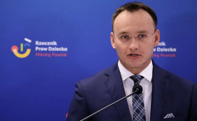 RPD tłumaczy się ze słów o podawaniu dzieciom leków na zmianę płci. "Skrót myślowy"