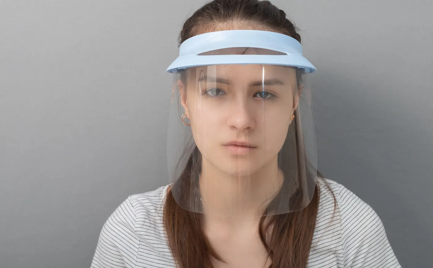 Kobieta w przyłbicy