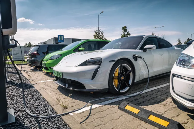 Samochód elektryczny jest drogi, długo się ładuje i krótko jeździ? Mity kontra twarde dane