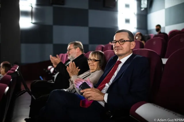 Premier Morawiecki w kinie bez maseczki. Tak tłumaczy to szef KPRM