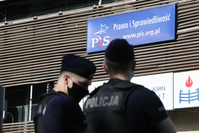 Protest pod siedzibą PiS na Nowogrodzkiej. "Piątka dla zwierząt to zdrada Polski" [WIDEO]