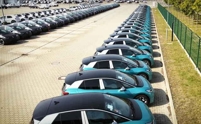 Volkswagen ID.3 już w Polsce. Ruszają pierwsze wydania nowych aut. Mamy nagranie z drona