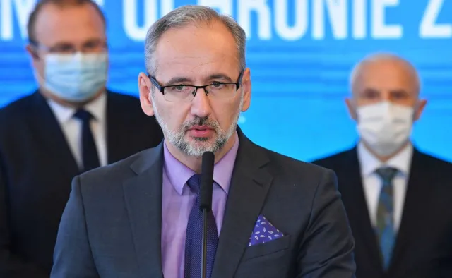 Minister Zdrowia: Dystans i maski ograniczają transmisję koronawirusa. To nie insynuacje!