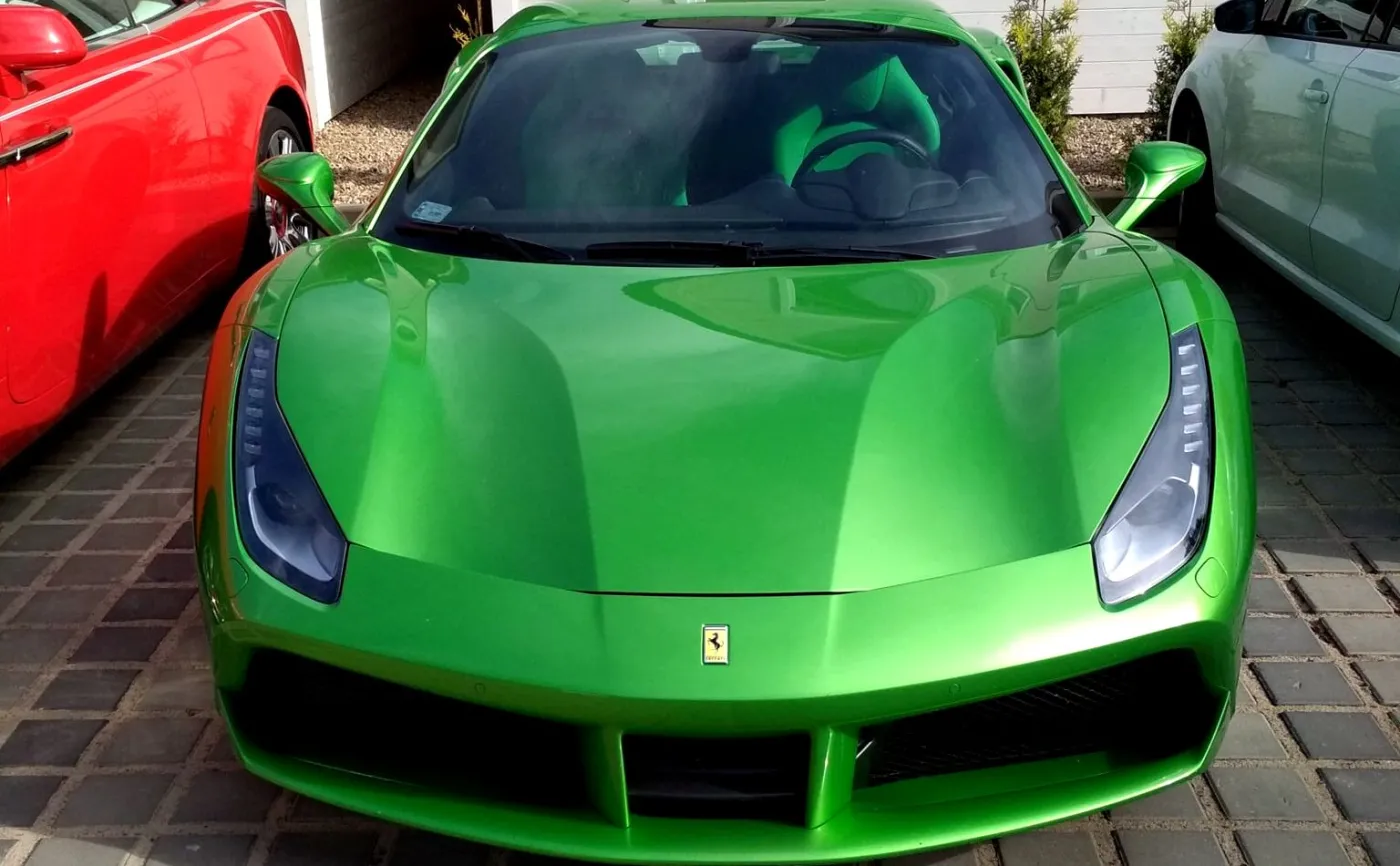 Ferrari warte fortunę skradziono w Mielnie. "Ostatnio widziane w okolicach Olecka"