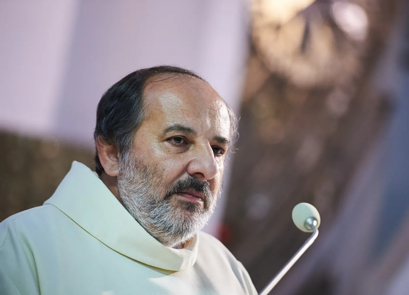 Audycja z udziałem ks. Isakowicza-Zaleskiego zdjęta z anteny. "Wtrącają się tu politycy"