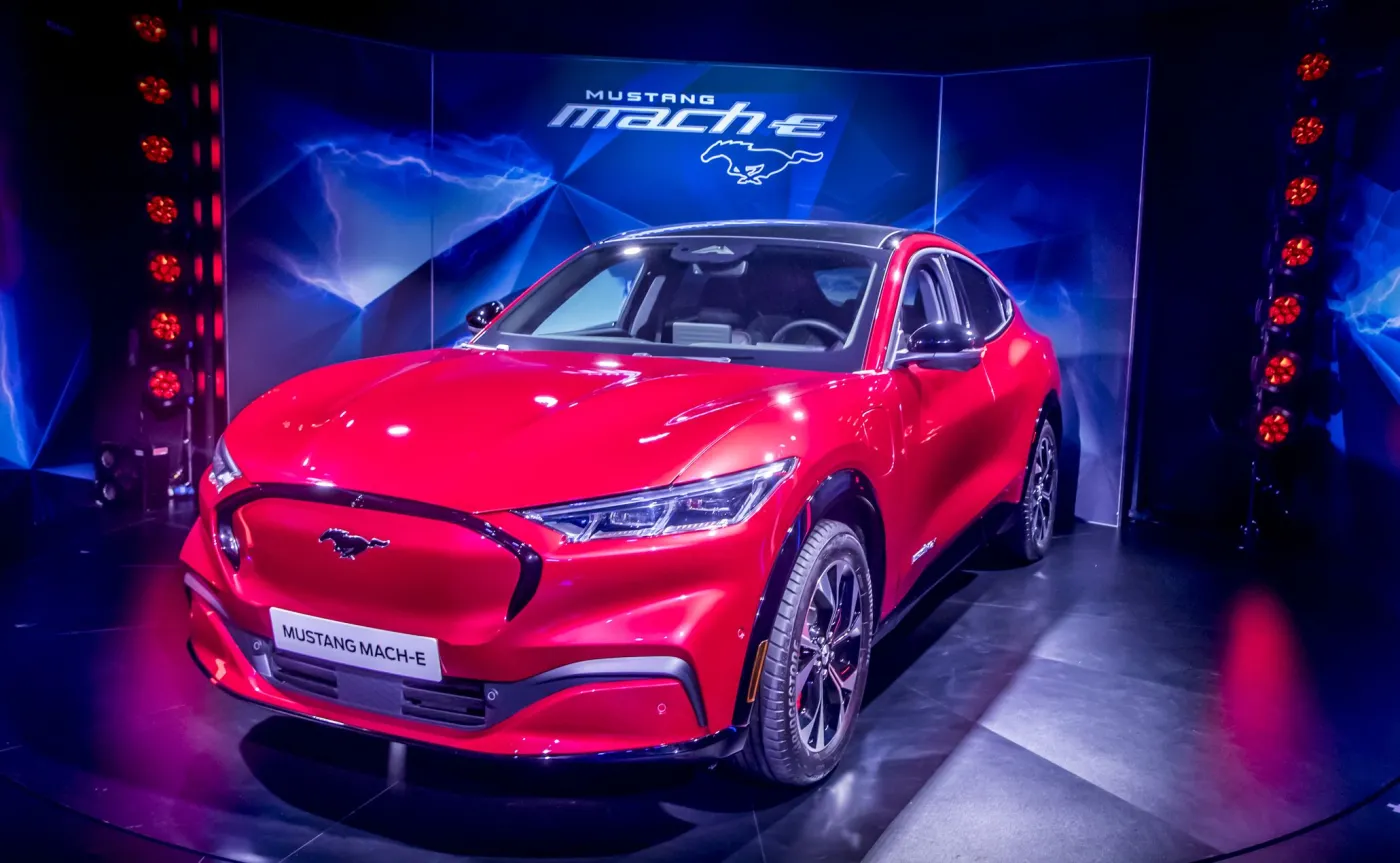 Zakaz podpisany na masce Mustanga Mach-E. Chcą zabronić sprzedaży aut na benzynę