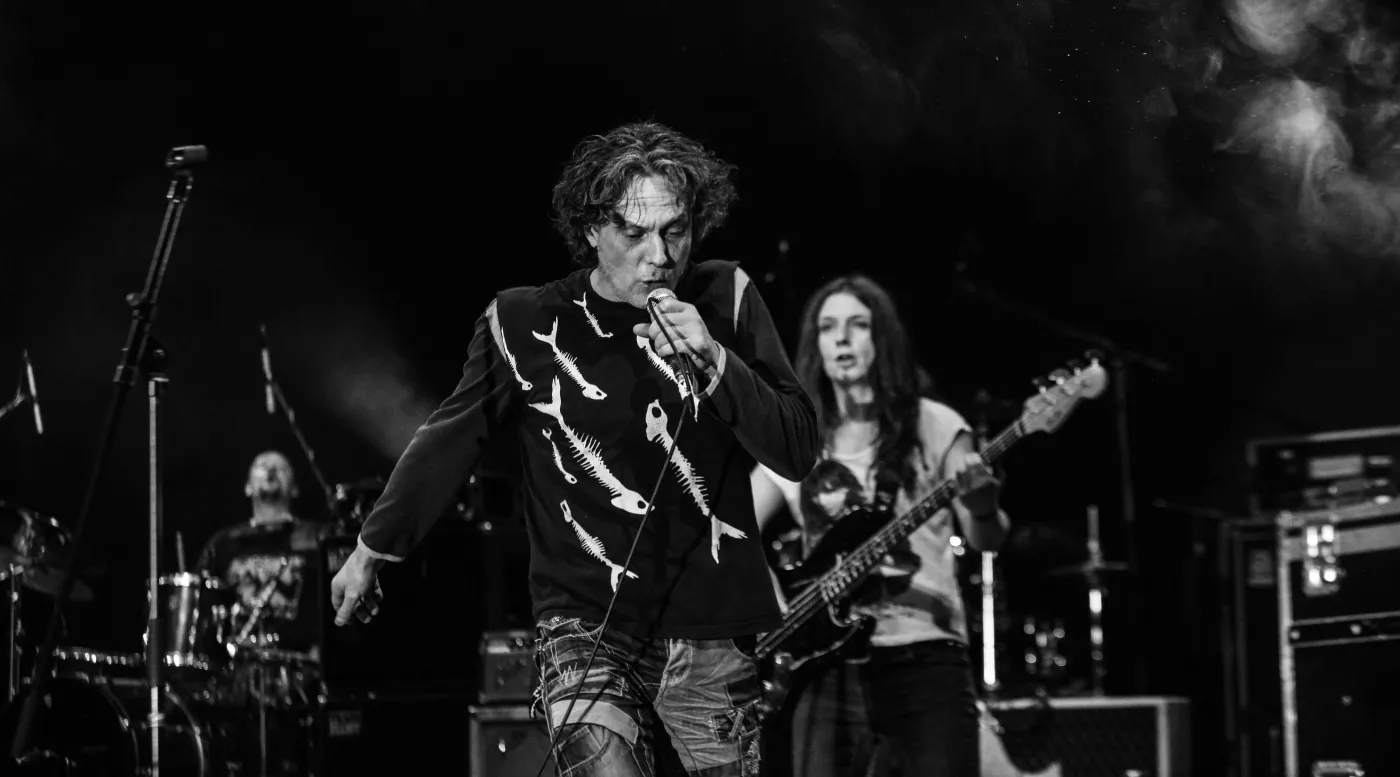 Nie żyje Paweł "Kelner" Rozwadowski. Czołowy muzyk punk rocka i reggae miał 58 lat