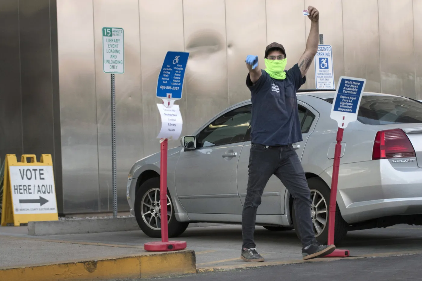 Uzbrojony tłum zwolenników Trumpa przed lokalem wyborczym. Chodzi o liczenie głosów