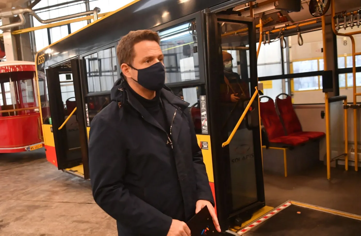 Stolica z trzecim szpitalem tymczasowym. Na Narodowy pacjentów zawiozą autobusy [WIDEO]