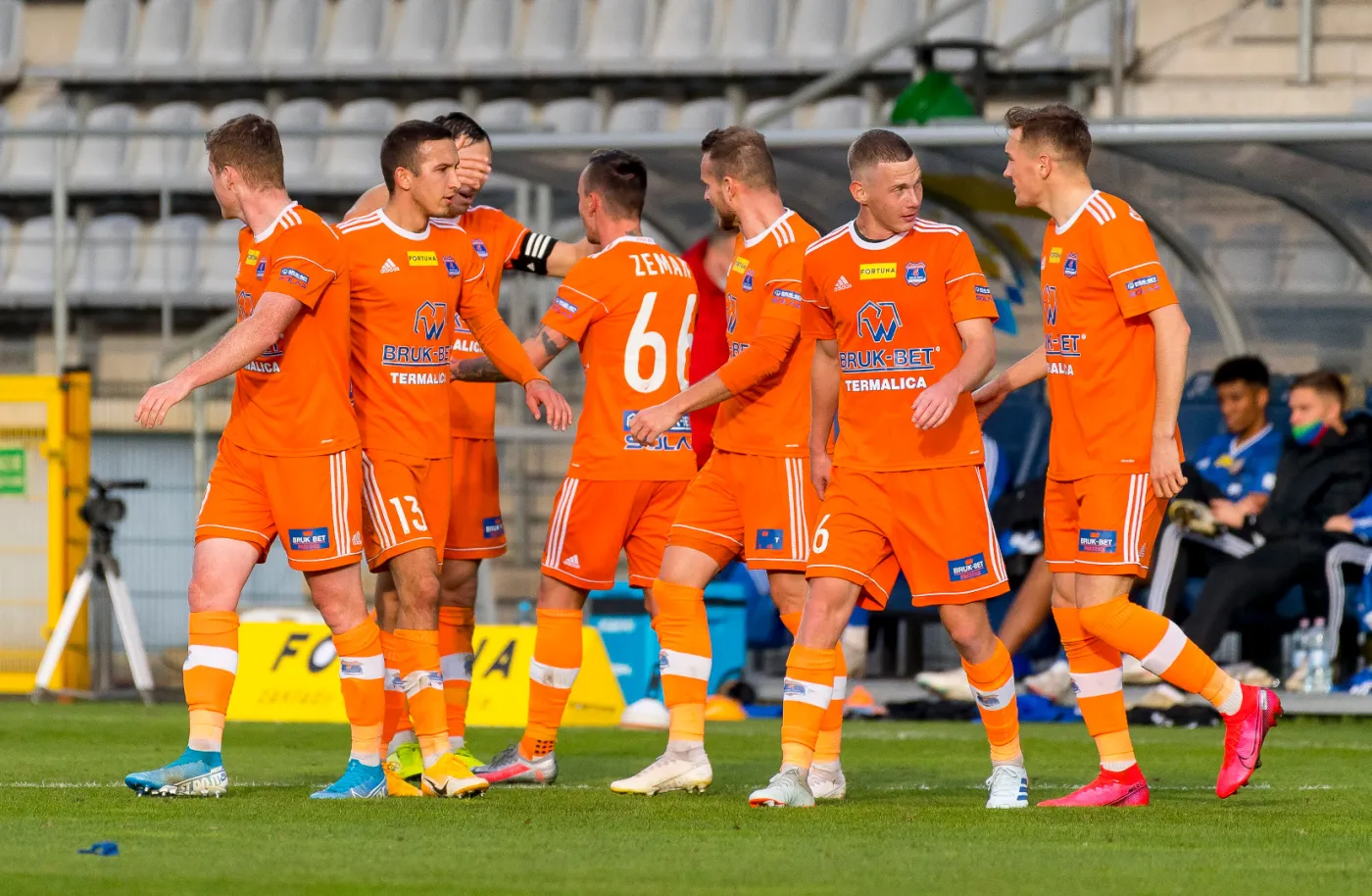 1. liga piłkarska: Drużyna z Niecieczy depcze po piętach liderowi