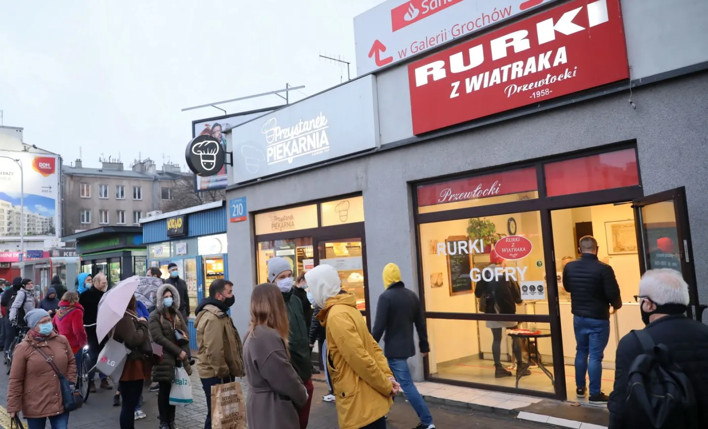 Setki osób ruszyły kupić rurki z bitą śmietaną. Chcą ratować stołeczny lokal