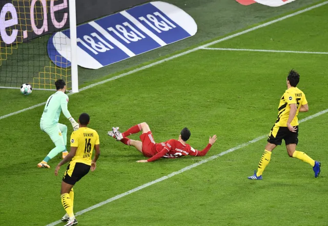 Lewandowski trzy razy trafił do siatki Borussii, ale VAR zabrał mu dwa gole