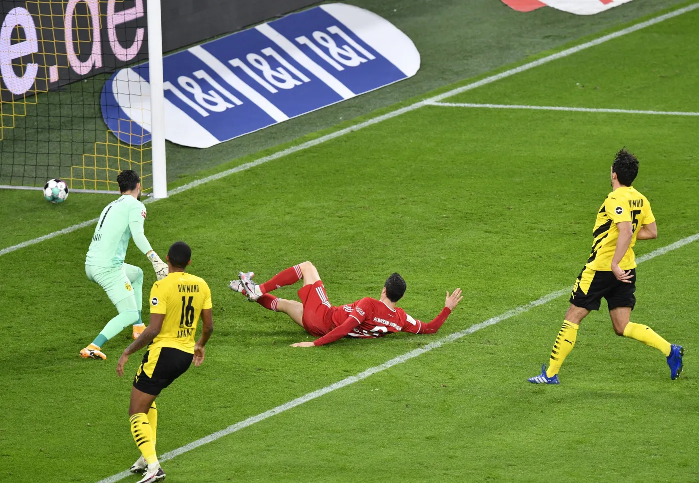 Lewandowski trzy razy trafił do siatki Borussii, ale VAR zabrał mu dwa gole