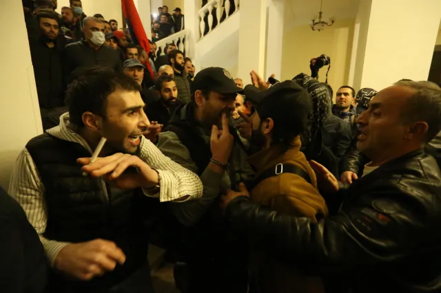 Niespodziewany koniec wojny o Górski Karabach. Wściekły tłum wdarł się do parlamentu