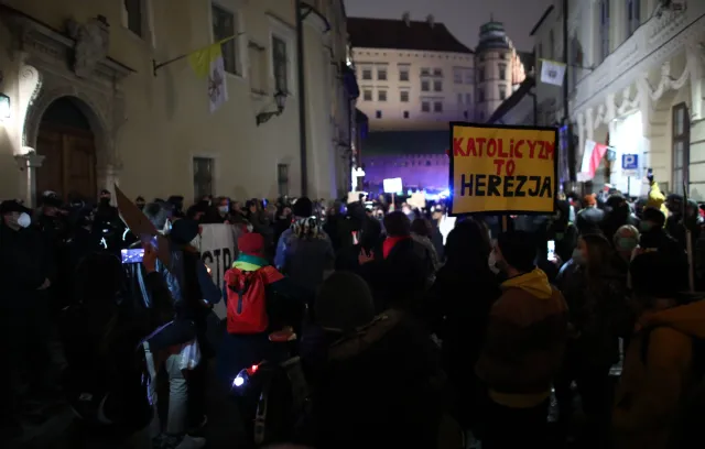 "Ścigajcie biskupów, nie obywateli". Protest pod kurią i mieszkaniem kard. Dziwisza