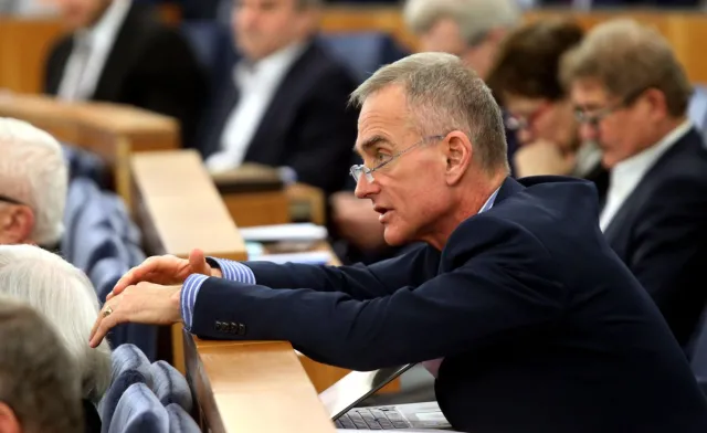 Jackowski nie chce, by niedziela 6 grudnia była handlowa. PiS: To wbrew stanowisku klubu