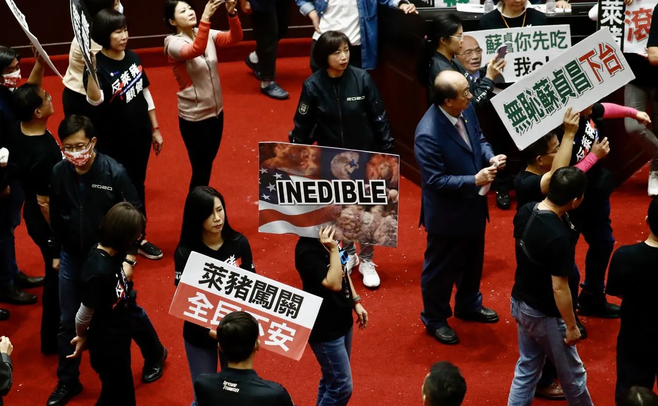 Premier Tajwanu obrzucony świńskimi wnętrznościami w parlamencie