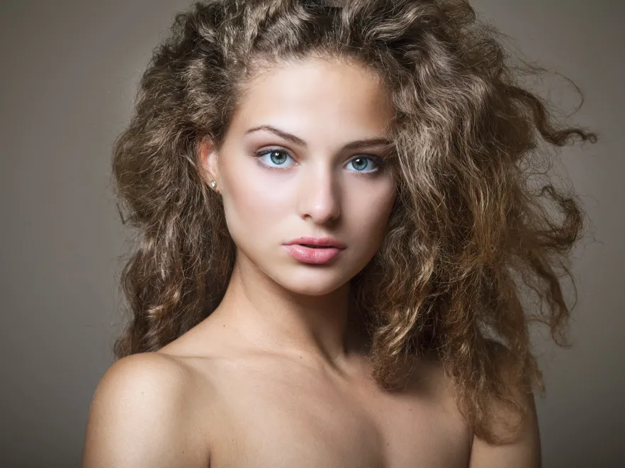 Puszeniu i elektryzowaniu się mówimy NIE! Eksperckie sposoby na ujarzmienie niesfornych włosów