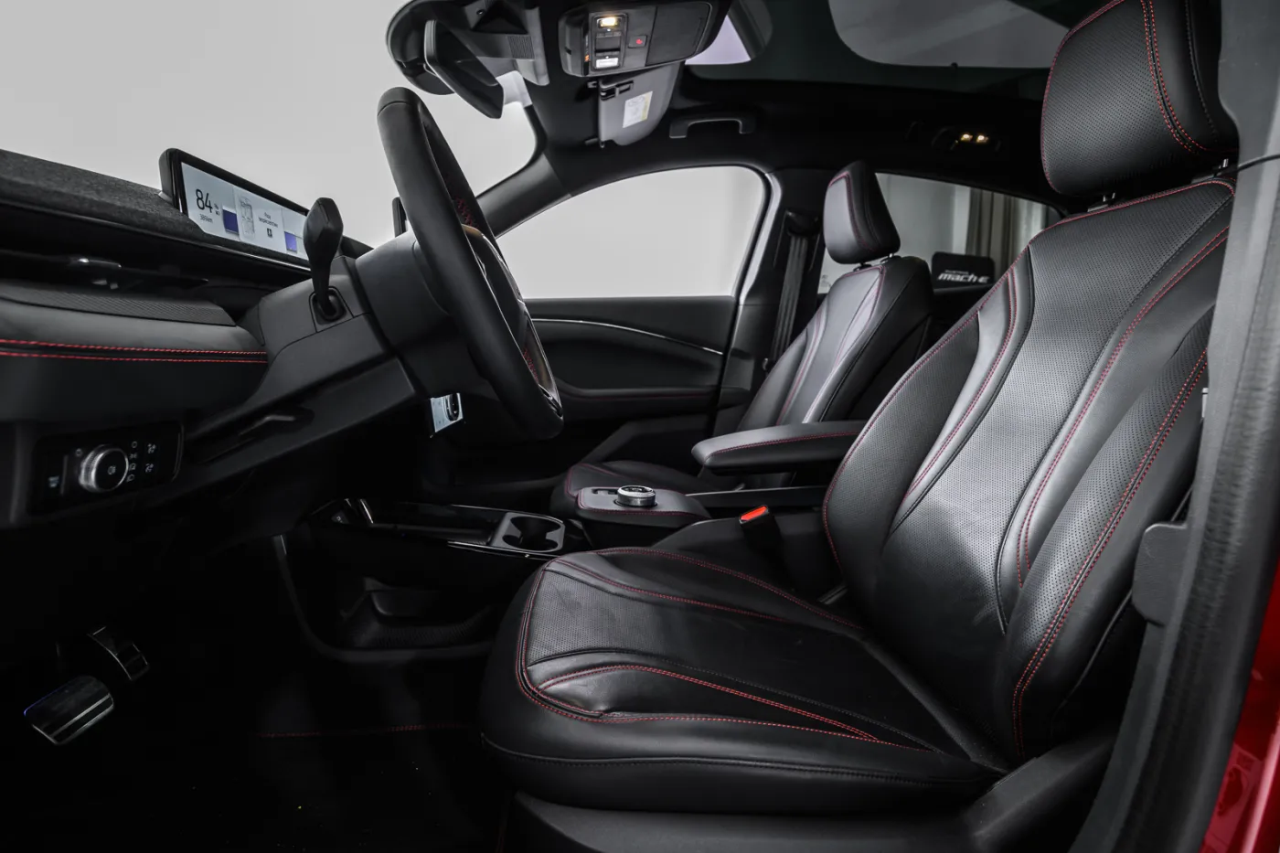 ford-mustang-mache-33842064.jpg