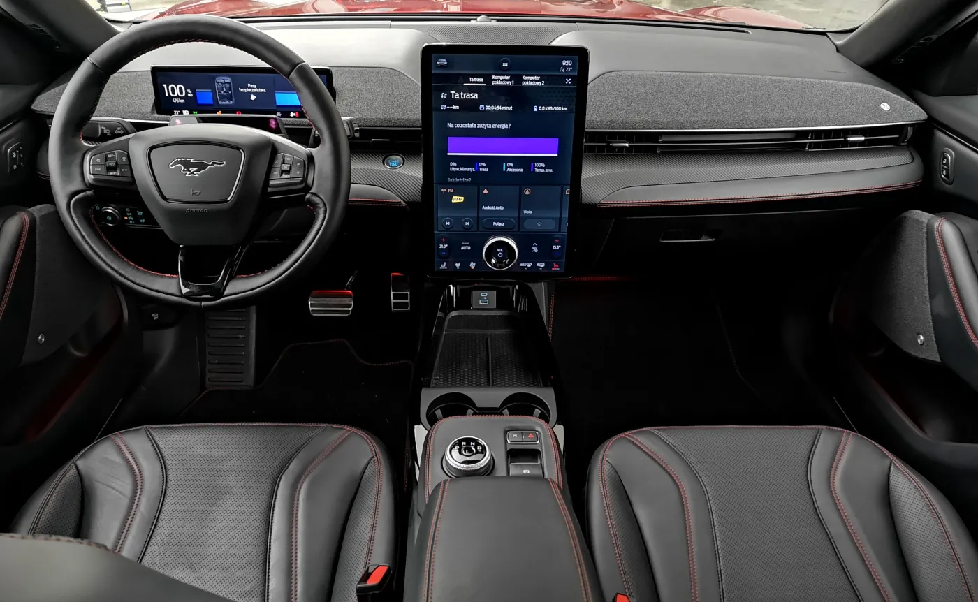 ford-mustang-mache-36164599.jpg