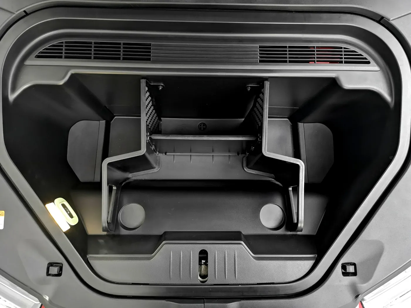 ford-mustang-mache-36164604.jpg