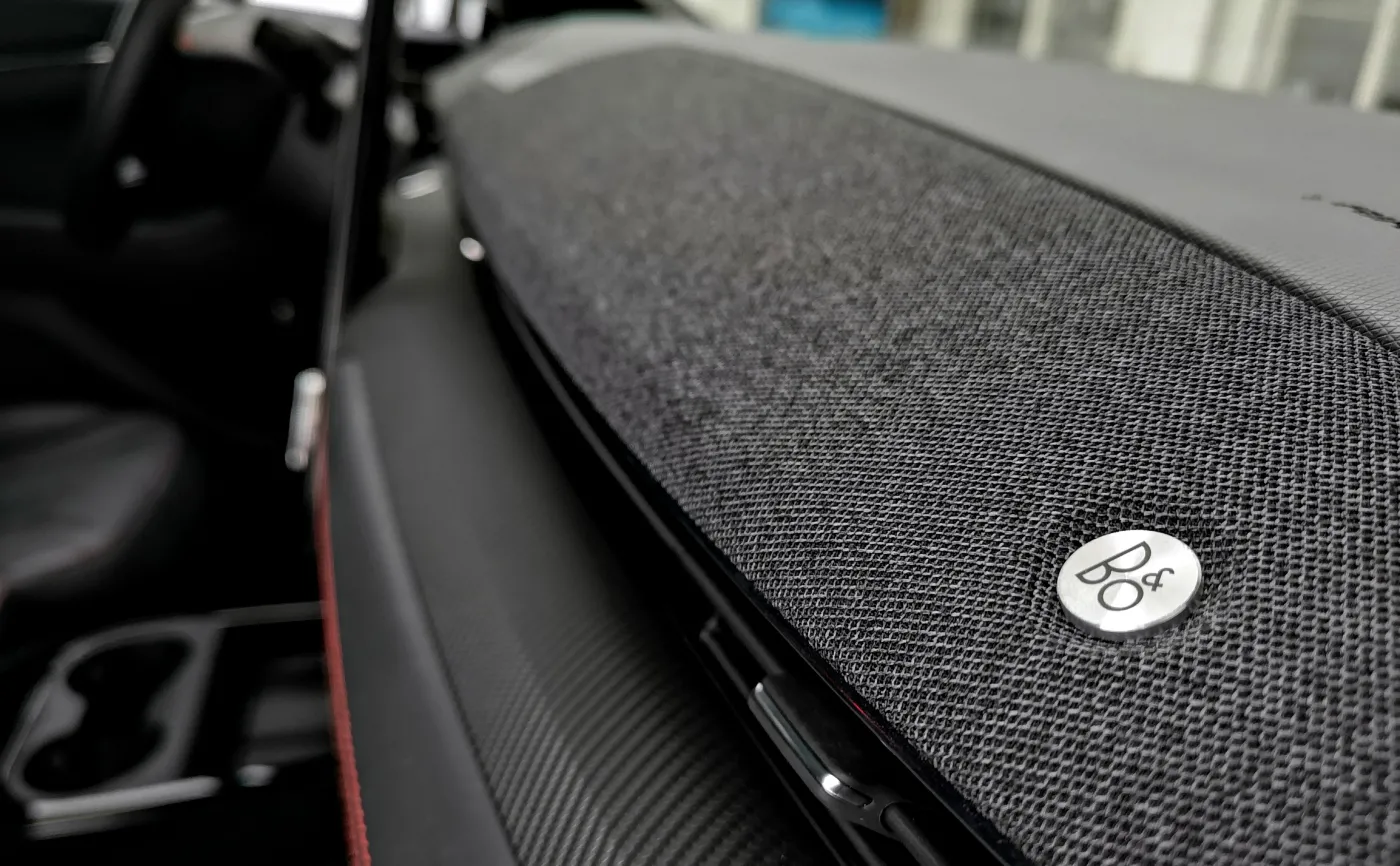 ford-mustang-mache-36164609.jpg