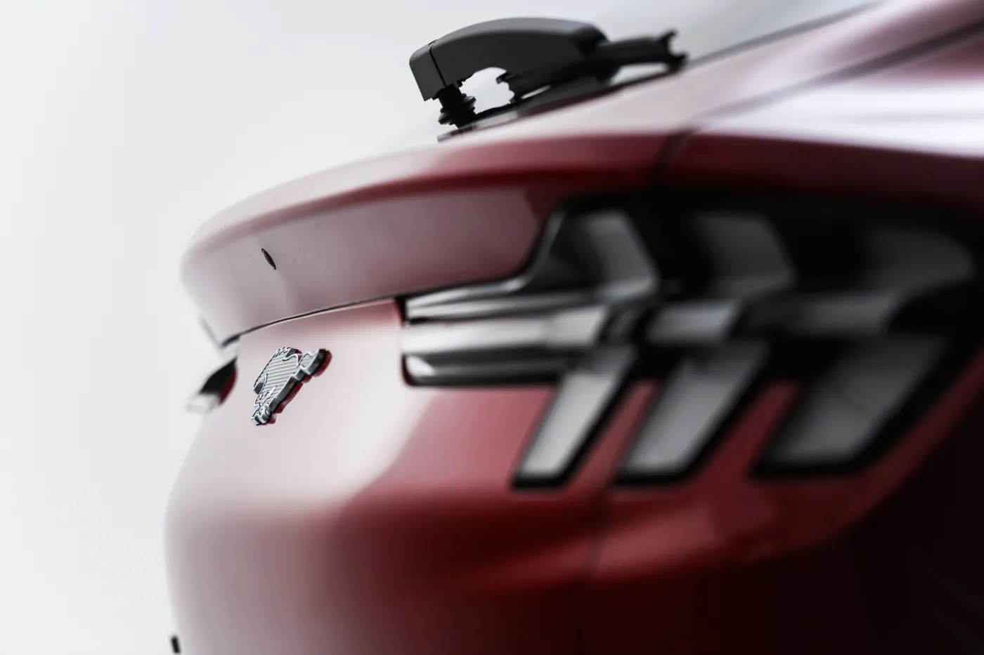 ford-mustang-mache-36188172.jpg