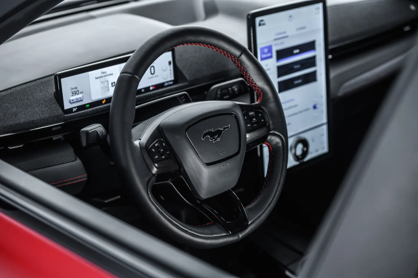 ford-mustang-mache-36191157.jpg