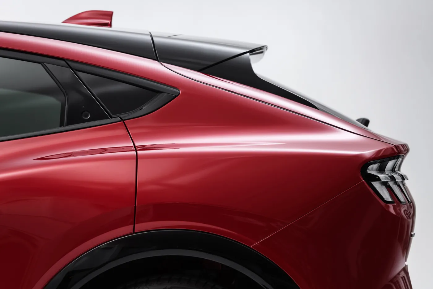 ford-mustang-mache-36238213.jpg