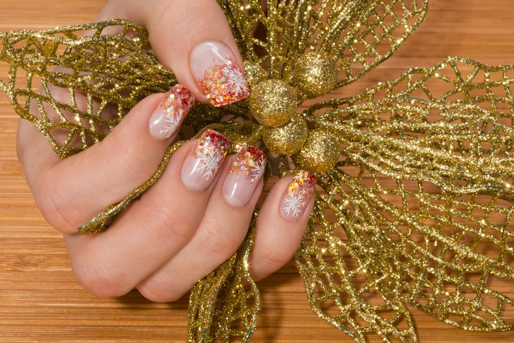 Świąteczny manicure. Jak samodzielnie ozdobić paznokcie?