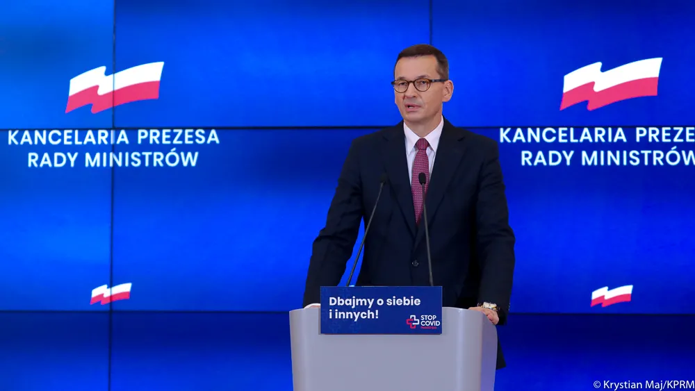 Lekcje historii, flagi przed każdą szkołą. Wielki projekt Morawieckiego