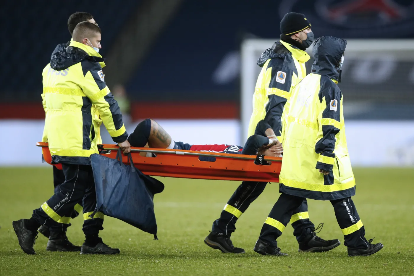 Neymar zniesiony z murawy na noszach. Lille nowym liderem Ligue 1