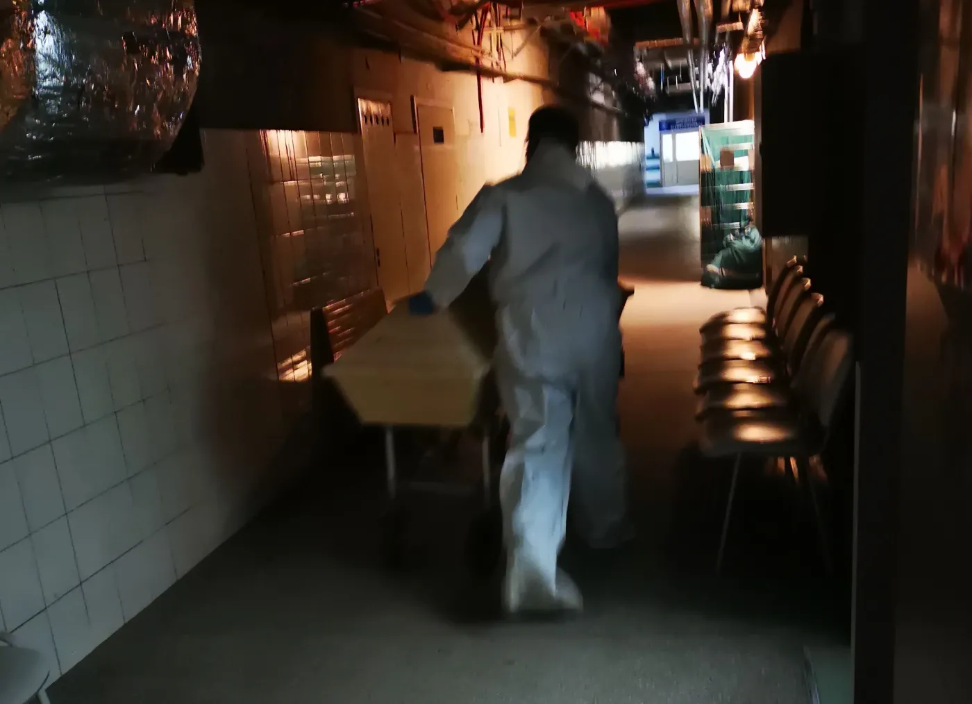 Ile "żyje" koronawirus? Po 250 dniach zmarł zakażony mężczyzna