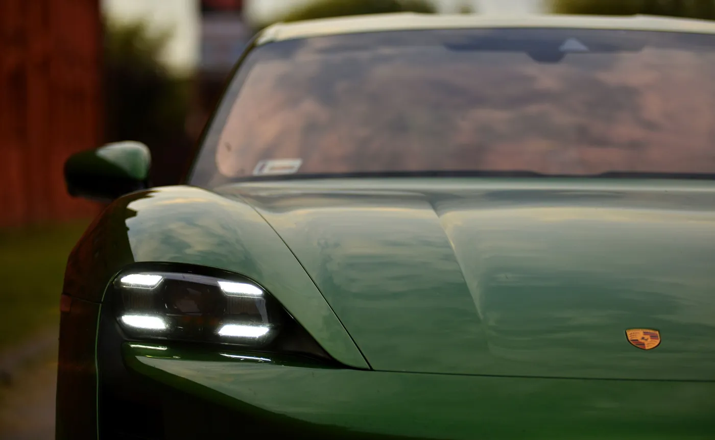 Porsche wpadło do stawu w okolicach Łowicza