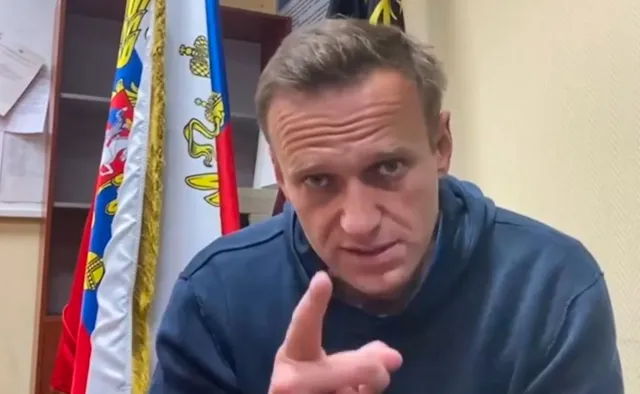 Nawalny z aresztu: Nie żałuję powrotu do Rosji