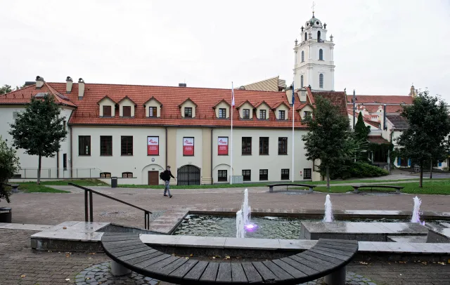 Dyplomacja w ogniu krytyki. Kto może zostać ambasadorem?