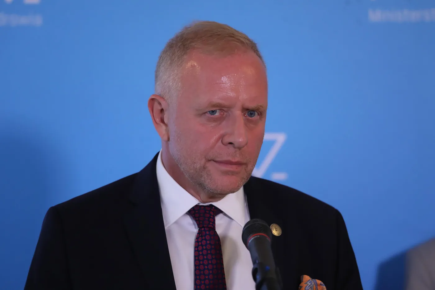 Dr Sutkowski o pandemii: Pat z blokiem. Wirus z nami nie wygrywa, ale my z nim też nie