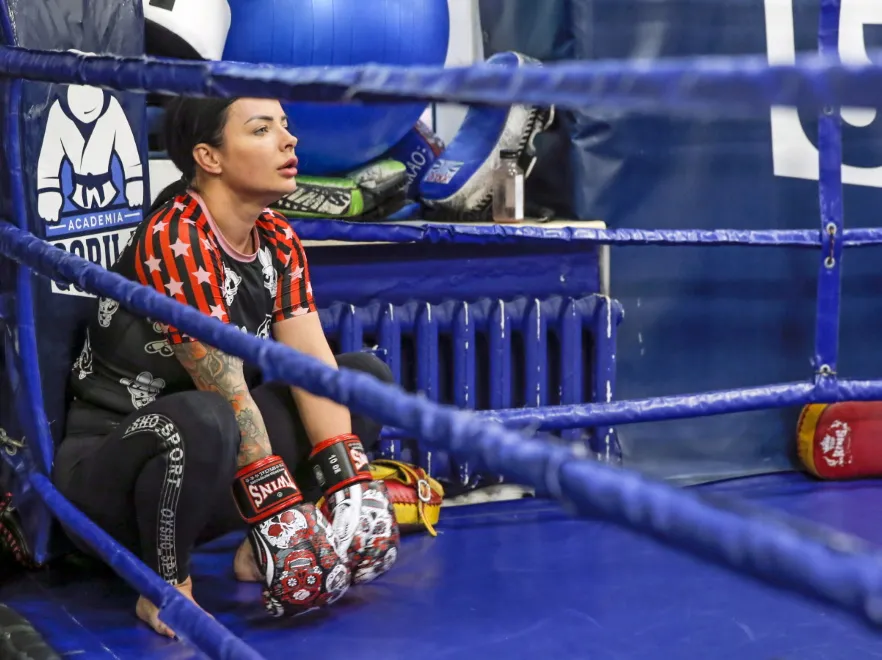 Ciało doskonałe... Narzeczona Artura Szpilki zaprezentowała formę na morderczym treningu boksu. FOTO